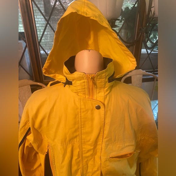 IZZI INNOVATIONS HIDDEN HOOD RAIN JACKET SMALL YELLOW WITH STORM FLAPS EXCELLENT - Picture 2 of 10